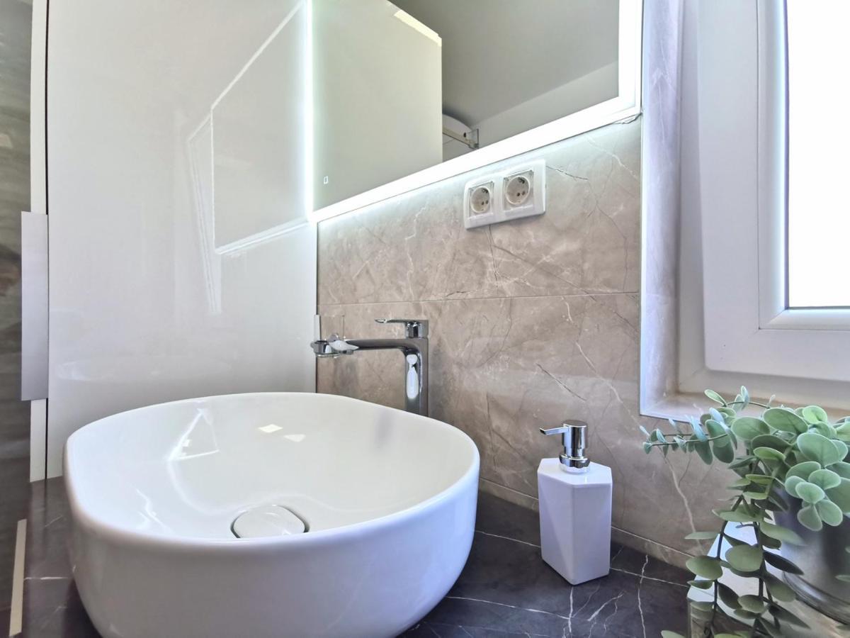Seka Apartments With A Pool Kastela Ngoại thất bức ảnh