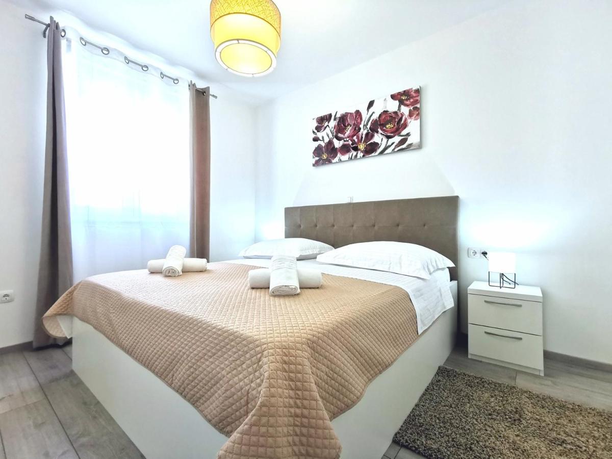 Seka Apartments With A Pool Kastela Ngoại thất bức ảnh
