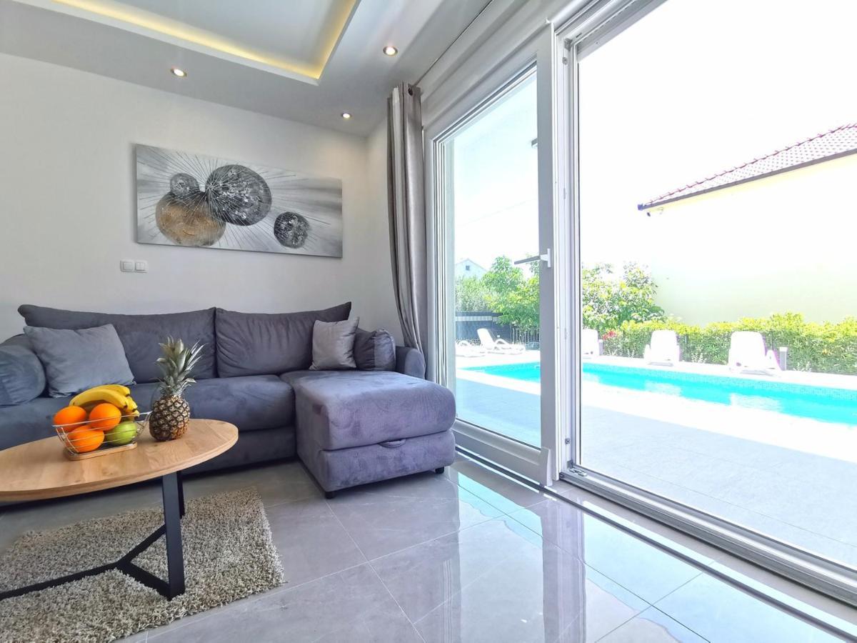Seka Apartments With A Pool Kastela Ngoại thất bức ảnh